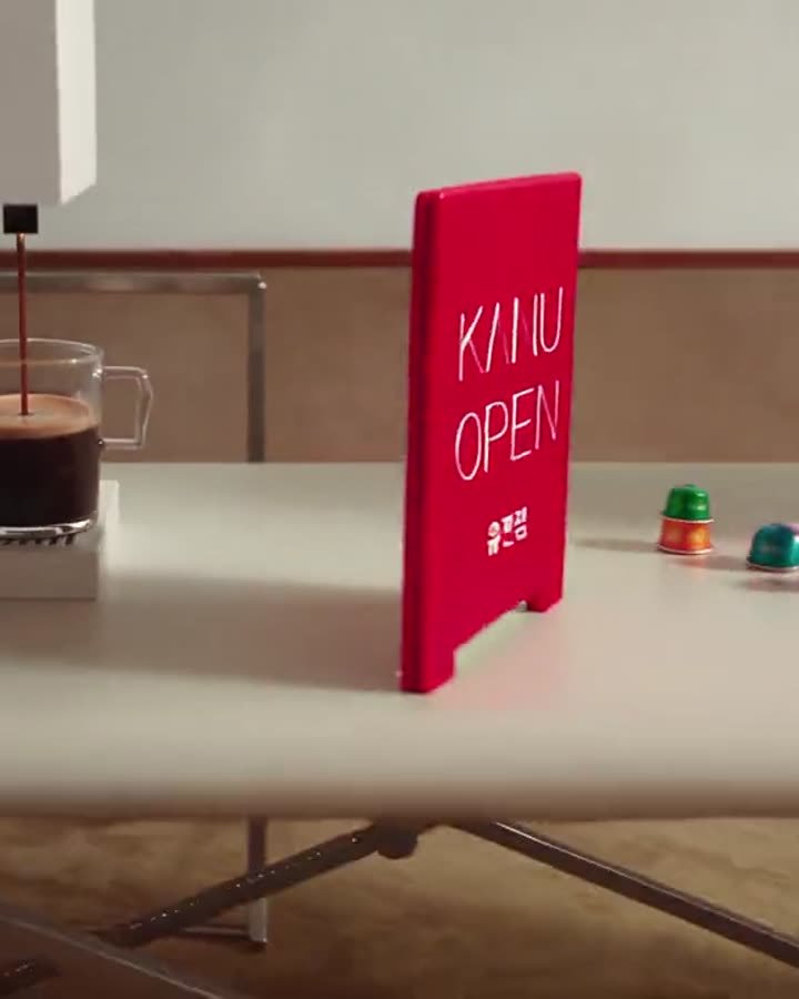 Tisch mit Espressotasse und einem roten Schild mit der Aufschrift Now Open